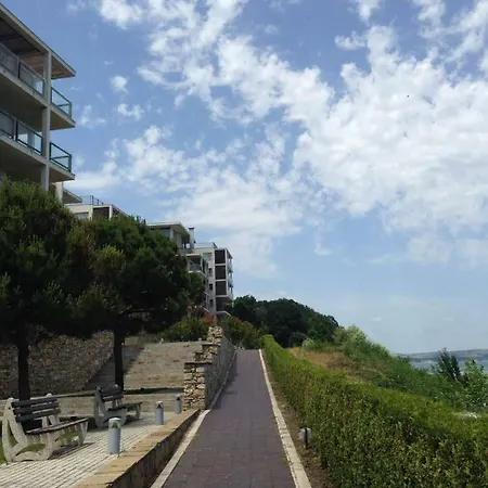 On The Seaside Обзор